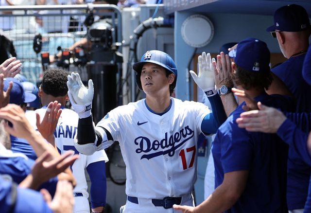 미국 메이저리그 LA 다저스의 오타니 쇼헤이가 11일(한국시간) 미국 캘리포니아주 로스앤젤레스의 다저스타디움에서 열린 2025 메이저리그 토론토 블루제이스와의 홈 경기에서 시즌 41호 홈런을 기록했다. 사진 연합뉴스