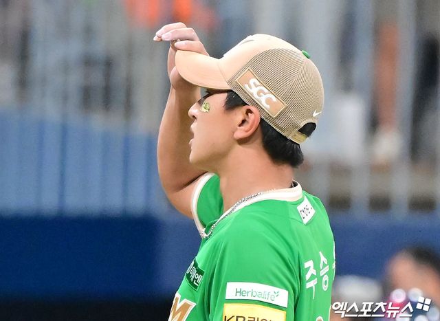 2일 오후 서울 구로구 고척스카이돔에서 열린 '2025 신한 SOL Bank KBO리그' 롯데 자이언츠와 키움 히어로즈의 경기, 9회초 2사 1,2루 키움 주승우가 롯데 전준우에게 동점 적시타를 허용한 후 아쉬워하고 있다. 엑스포츠뉴스 DB