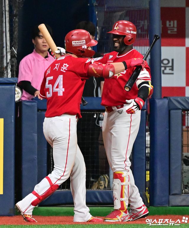 19일 오후 서울 구로구 고척스카이돔에서 열린 '2025 신한 SOL Bank KBO리그' SSG 랜더스와 키움 히어로즈의 경기, 9회초 2사 SSG 최지훈이 솔로 홈런을 날린 후 에레이다와 기쁨을 나누고 있다. 엑스포츠뉴스 DB