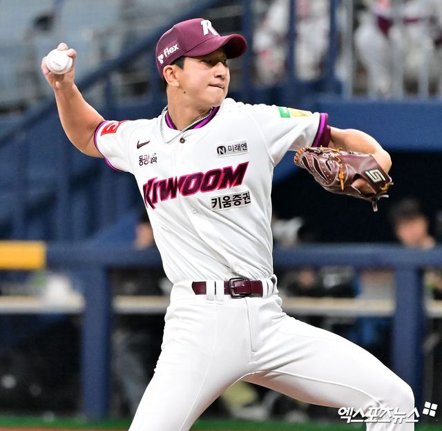22일 오후 서울 구로구 고척스카이돔에서 열린 '2025 신한 SOL Bank KBO리그' 두산 베어스와 키움 히어로즈의 경기, 9회초 2사 키움 주승우가 공을 힘차게 던지고 있다. 엑스포츠뉴스 DB