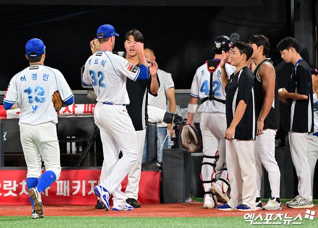 KT 위즈 선발투수 패트릭 머피가 올해 정규시즌 경기에 등판해 이닝을 마친 뒤 동료들의 환영을 받고 있다. 엑스포츠뉴스 DB