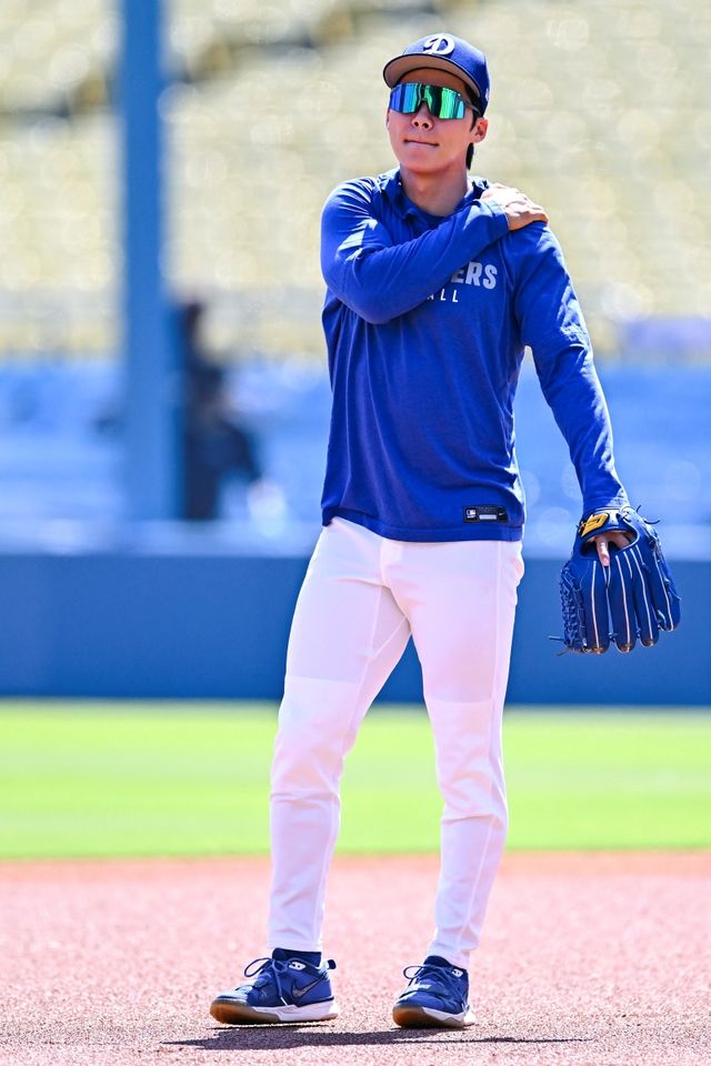 왼쪽 어깨 점액낭염으로 이탈한 LA 다저스 김혜성이 이번 주 라이브 배팅을 소화할 예정이다. 이후 재활 경기를 거쳐 빅리그 복귀전을 치를 것으로 보인다. 메이저리그 공식 홈페이지 MLB.com은 김혜성의 복귀 시점을 8월 말로 예상했다. Imagn Images 연합뉴스