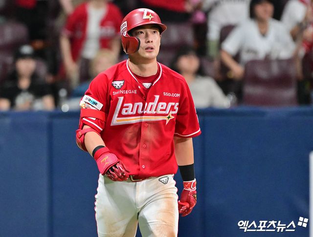 19일 오후 서울 구로구 고척스카이돔에서 열린 '2025 신한 SOL Bank KBO리그' SSG 랜더스와 키움 히어로즈의 경기, 9회초 2사 SSG 최지훈이 솔로 홈런을 날리고 있다. 엑스포츠뉴스 DB