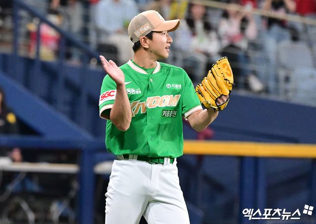 7일 오후 서울 구로구 고척스카이돔에서 열린 '2025 신한 SOL Bank KBO리그' KIA 타이거즈와 키움 히어로즈의 경기, 키움이 김태진의 만루 홈런과 최주환의 역전 3타점 2루타에 힘입어 KIA에 11:10 역전승을 거뒀다. 이날 경기에서 승리한 키움 선수들이 기뻐하고 있다. 엑스포츠뉴스 DB