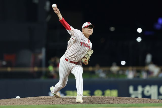 지난달 28일 트레이드를 통해 NC 다이노스에서 KIA 타이거즈로 이적한 투수 김시훈이 11일 1군 엔트리에서 말소됐다. 트레이드 이후 김시훈의 성적은 ​​4경기 5⅓이닝 1승 평균자책점 5.06이다. KIA 타이거즈