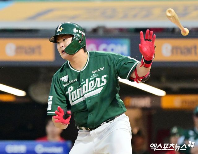 21일 오후 인천SSG랜더스필드에서 열린 '2025 신한 SOL Bank KBO리그' KIA 타이거즈와 SSG 랜더스의 경기, 8회말 1사 1,2루 SSG 고명준이 1타점 2루타를 날리고 있다. 엑스포츠뉴스 DB