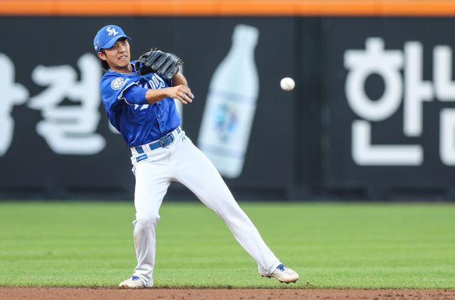 삼성 라이온즈 유격수 이재현이 올해 정규시즌 경기에서 수비하고 있다. 삼성 라이온즈