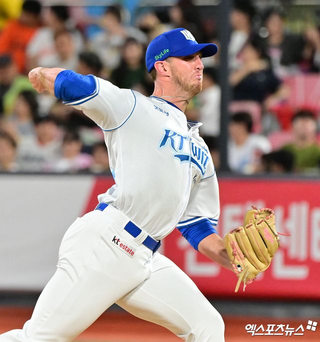 KT 위즈 선발투수 패트릭 머피가 올해 정규시즌 경기에 등판해 역투하고 있다. 엑스포츠뉴스 DB
