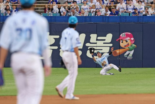 삼성 라이온즈 외야수 김성윤이 올해 정규시즌 경기에서 수비하고 있다. 삼성 라이온즈