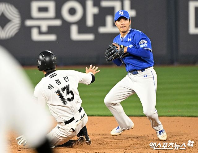 오른쪽에 위치한 삼성 라이온즈 유격수 이재현이 올해 정규시즌 KT 위즈전에서 수비하고 있다. 엑스포츠뉴스 DB