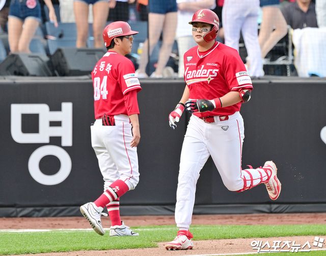 18일 오후 대전 한화생명 볼파크에서 열린 '2025 신한 SOL Bank KBO리그' SSG 랜더스와 한화 이글스의 경기, 8회초 2사 1,2루 SSG 고명준이 스리런 홈런을 날린 후 그라운드를 돌고 있다. 엑스포츠뉴스 DB