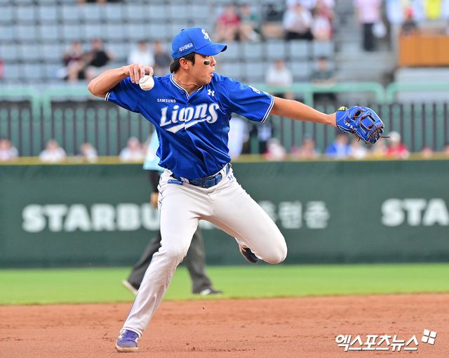 삼성 라이온즈 3루수 김영웅이 올해 정규시즌 경기에서 수비하고 있다. 엑스포츠뉴스 DB