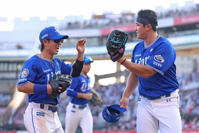 왼쪽부터 삼성 라이온즈 외야수 김성윤, 선발투수 최원태. 10일 수원 KT 위즈전에서 김성윤이 호수비를 펼친 뒤 하이파이브하고 있다. 삼성 라이온즈