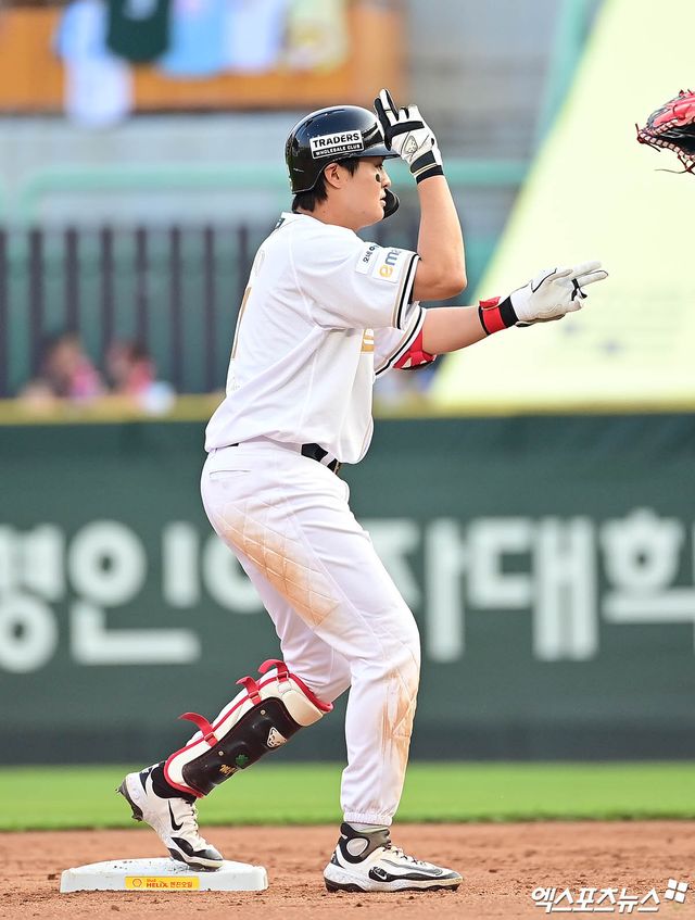 14일 오후 인천SSG랜더스필드에서 열린 '2025 신한 SOL Bank KBO리그' 롯데 자이언츠와 SSG 랜더스의 경기, 6회말 1사 SSG 고명준이 2루타를 때려낸 뒤 세리머니를 하고 있다. 엑스포츠뉴스 DB