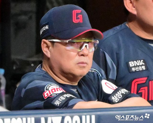 2일 오후 서울 구로구 고척스카이돔에서 열린 '2025 신한 SOL Bank KBO리그' 롯데 자이언츠와 키움 히어로즈의 경기, 롯데 김태형 감독이 경기를 지켜보고 있다. 엑스포츠뉴스 DB