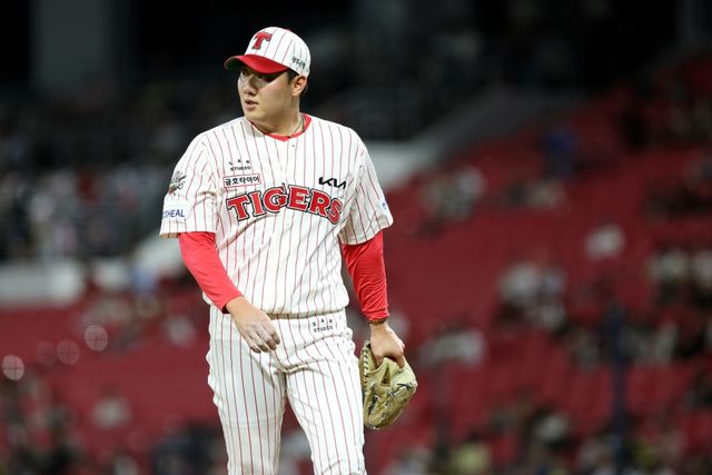 지난달 28일 트레이드를 통해 NC 다이노스에서 KIA 타이거즈로 이적한 투수 김시훈이 11일 1군 엔트리에서 말소됐다. 트레이드 이후 김시훈의 성적은 ​​4경기 5⅓이닝 1승 평균자책점 5.06이다. KIA 타이거즈