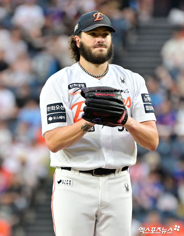 12일 오후 대전 한화생명 볼파크에서 열린 '2025 신한 SOL Bank KBO리그' 롯데 자이언츠와 한화 이글스의 경기, 1회초 한화 선발투수 폰세가 공을 힘차게 던지고 있다. 대전, 김한준 기자