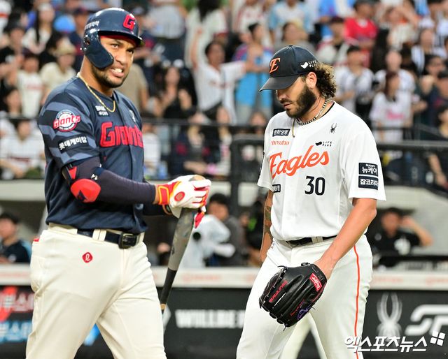 12일 오후 대전 한화생명 볼파크에서 열린 '2025 신한 SOL Bank KBO리그' 롯데 자이언츠와 한화 이글스의 경기, 1회초 수비를 마친 한화 폰세가 더그아웃으로 향하고 있다. 대전, 김한준 기자