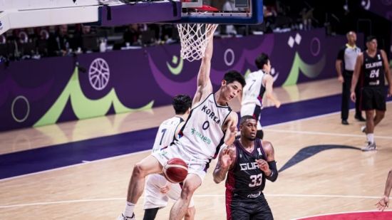 안준호 감독이 이끄는 대한민국 남자 농구 대표팀이 약체로 분류되는 괌을 편하게 제압하고 2025 국제농구연맹(FIBA) 아시아컵 8강에 진출해 '만리장성' 중국 앞에 섰다.&nbsp; 한국은 12일(한국시간) 사우디아라비아 제다에서 열린 2025 FIBA 아시아컵 8강 진출전에서 괌에게 99-66 대승을 거뒀다.&nbsp;FIBA