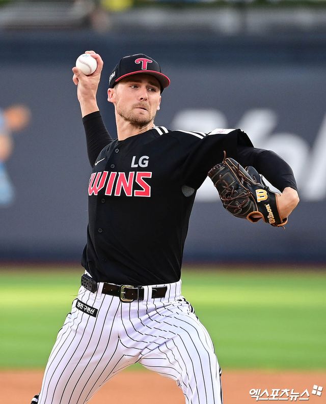 12일 오후 수원케이티위즈파크에서 열린 '2025 신한 SOL Bank KBO리그' LG 트윈스와 KT 위즈의 경기, 1회말 LG 선발투수 톨허스트가 역투하고 있다. 수원, 박지영 기자