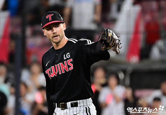 12일 오후 수원케이티위즈파크에서 열린 '2025 신한 SOL Bank KBO리그' LG 트윈스와 KT 위즈의 경기, 7회말 1사 LG 선발투수 톨허스트가 KT 허경민을 3루수 땅볼로 돌려세운 뒤 호수비를 선보인 구본혁에게 고마움을 표하고 있다. 수원, 박지영 기자