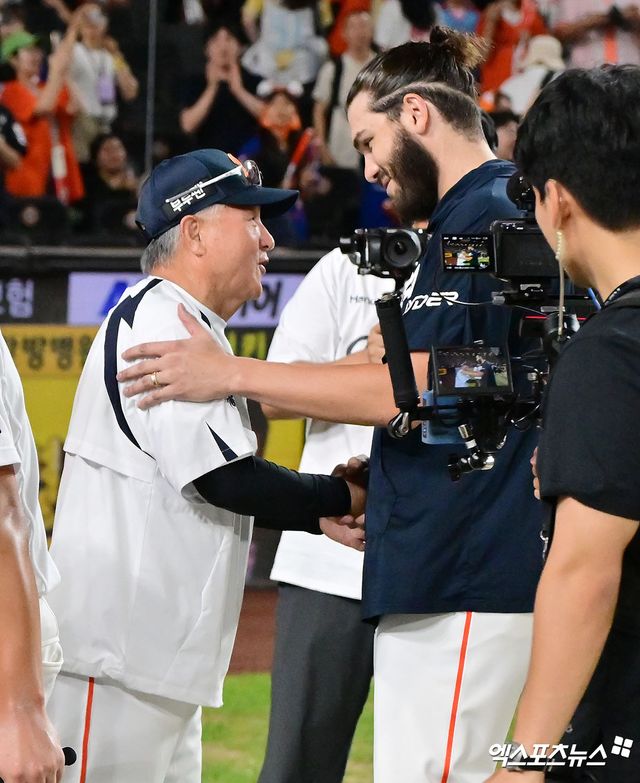 12일 오후 대전 한화생명 볼파크에서 열린 '2025 신한 SOL Bank KBO리그' 롯데 자이언츠와 한화 이글스의 경기, 한화가 폰세의 역투에 힘입어 롯데에 2:0 승리를 거뒀다. 이날 경기에서 승리한 한화 김경문 감독이 폰세의 승리를 축하하고 있다. 대전, 김한준 기자