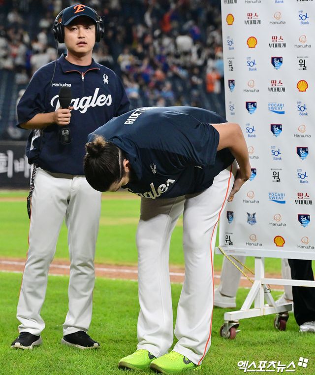 12일 오후 대전 한화생명 볼파크에서 열린 '2025 신한 SOL Bank KBO리그' 롯데 자이언츠와 한화 이글스의 경기, 한화가 폰세의 역투에 힘입어 롯데에 2:0 승리를 거뒀다. 이날 경기에서 승리한 한화 폰세가 팬들에게 인사를 하고 있다. 대전, 김한준 기자