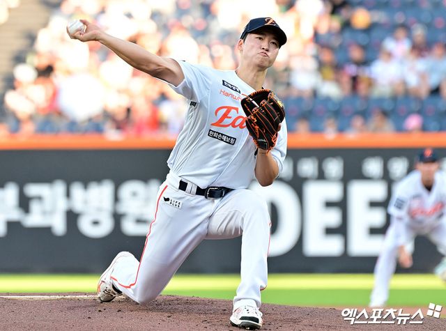 9일 오후 대전 한화생명 볼파크에서 열린 '2025 신한 SOL Bank KBO리그' KIA 타이거즈와 한화 이글스의 경기, 1회초 한화 선발투수 엄상백이 공을 힘차게 던지고 있다. 엑스포츠뉴스 DB