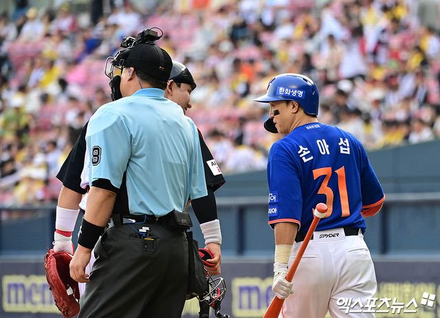 8일 오후 서울 송파구 잠실야구장에서 열린 '2025 신한 SOL Bank KBO리그' 한화 이글스와 LG 트윈스의 경기, 1회초 한화 선두타자 손아섭이 타석에 들어서며 LG 포수 박동원과 이야기를 나누고 있다. 엑스포츠뉴스 DB