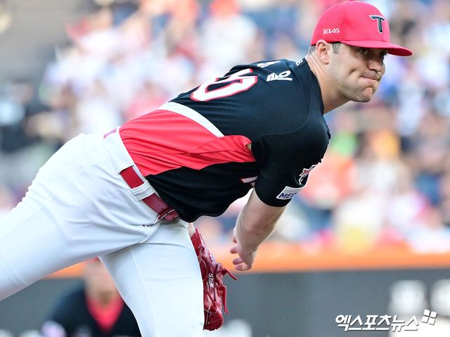 KIA 타이거즈 선발투수 제임스 네일이 올해 정규시즌 경기에 등판해 투구하고 있다. 엑스포츠뉴스 DB