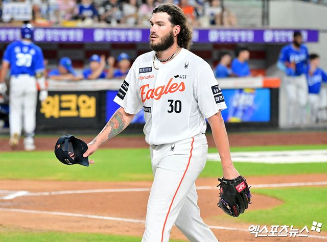 30일 오후 대전 한화생명 볼파크에서 열린 '2025 신한 SOL Bank KBO리그' 삼성 라이온즈와 한화 이글스의 경기, 6회초 수비를 마친 한화 폰세가 더그아웃으로 향하고 있다. 엑스포츠뉴스 DB