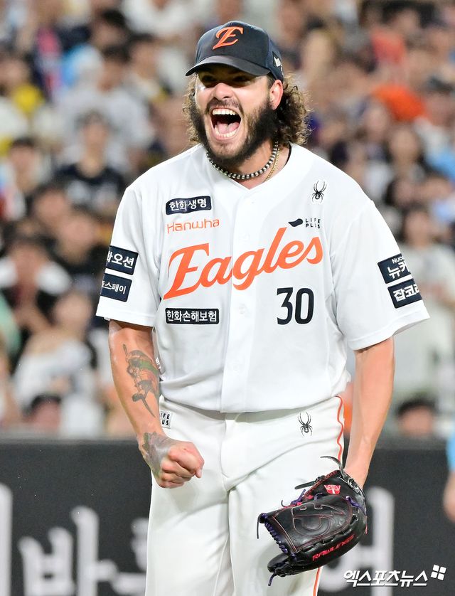 12일 오후 대전 한화생명 볼파크에서 열린 '2025 신한 SOL Bank KBO리그' 롯데 자이언츠와 한화 이글스의 경기, 5회초 수비를 마친 한화 폰세가 포효하고 있다. 대전, 김한준 기자