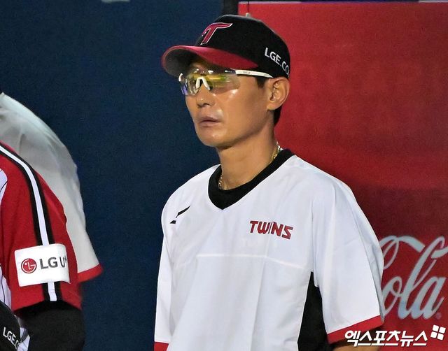 10일 오후 서울 송파구 잠실야구장에서 열리는 '2025 신한 SOL Bank KBO리그' 한화 이글스와 LG 트윈스의 경기, LG 염경엽 감독이 경기를 지켜보고 있다. 엑스포츠뉴스 DB