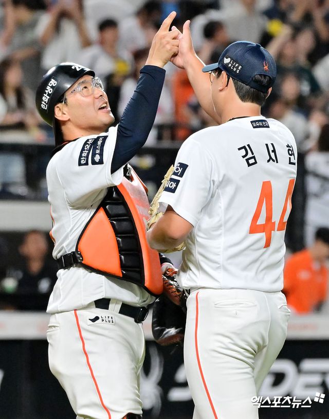 12일 오후 대전 한화생명 볼파크에서 열린 '2025 신한 SOL Bank KBO리그' 롯데 자이언츠와 한화 이글스의 경기, 한화가 폰세의 역투에 힘입어 롯데에 2:0 승리를 거뒀다. 이날 경기에서 승리한 한화 선수들이 기뻐하고 있다. 대전, 김한준 기자