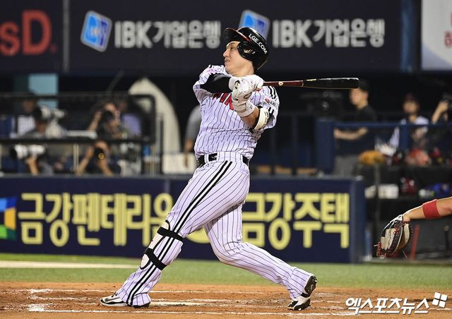 29일 오후 서울 송파구 잠실야구장에서 열린 '2025 신한 SOL Bank KBO리그' KT 위즈와 LG 트윈스의 경기, 8회말 LG 선두타자 박동원이 안타를 때려내고 있다. 엑스포츠뉴스 DB