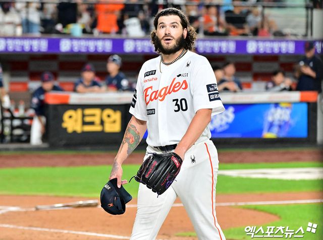 12일 오후 대전 한화생명 볼파크에서 열린 '2025 신한 SOL Bank KBO리그' 롯데 자이언츠와 한화 이글스의 경기, 7회초 수비를 마친 한화 폰세가 더그아웃으로 향하고 있다. 대전, 김한준 기자