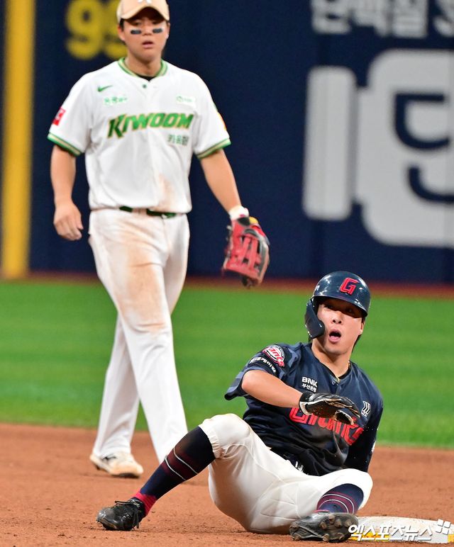 23일 오후 서울 구로구 고척스카이돔에서 열린 '2025 신한 SOL Bank KBO리그' 롯데 자이언츠와 키움 히어로즈의 경기, 9회초 2사 1루 롯데 김동혁이 2루 도루를 시도하다 아웃되고 있다. 엑스포츠뉴스 DB