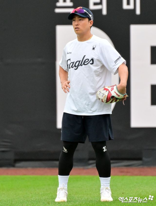 12일 오후 대전 한화생명 볼파크에서 열리는 '2025 신한 SOL Bank KBO리그' 롯데 자이언츠와 한화 이글스의 경기, 한화 손아섭이 수비 훈련에 임하고 있다. 대전, 김한준 기자