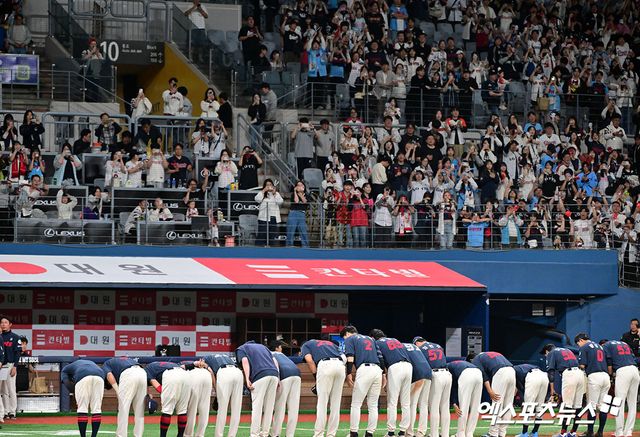 1일 오후 서울 구로구 고척스카이돔에서 열린 '2025 신한 SOL Bank KBO리그' 롯데 자이언츠와 키움 히어로즈의 경기, 7이닝 3피안타 1볼넷 6탈삼진 무실점 완벽투를 선보인 선발 데이비슨의 활약에 힘입어 롯데가 키움에 5:0 승리를 거뒀다. 이날 경기에서 승리한 롯데 선수들이 팬들에게 감사 인사를 하고 있다. 엑스포츠뉴스 DB