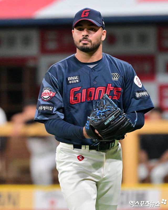 24일 오후 서울 구로구 고척스카이돔에서 열린 '2025 신한 SOL Bank KBO리그' 롯데 자이언츠와 키움 히어로즈의 경기, 4회말 수비를 마친 롯데 감보아가 더그아웃으로 향하고 있다. 엑스포츠뉴스 DB