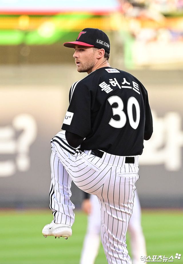 12일 오후 수원케이티위즈파크에서 열린 '2025 신한 SOL Bank KBO리그' LG 트윈스와 KT 위즈의 경기, 1회말 LG 선발투수 톨허스트가 역투하고 있다. 수원, 박지영 기자