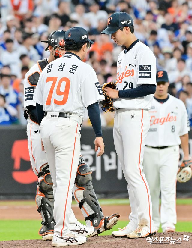 29일 오후 대전 한화생명 볼파크에서 열린 '2025 신한 SOL Bank KBO리그' 삼성 라이온즈와 한화 이글스의 경기, 3회초 2사 1루 한화 황준서가 마운드를 내려가고 있다. 엑스포츠뉴스 DB