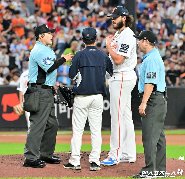 12일 오후 대전 한화생명 볼파크에서 열린 '2025 신한 SOL Bank KBO리그' 롯데 자이언츠와 한화 이글스의 경기, 3회초 한화 폰세가 피치클락 위반에 대해 어필하고 있다. 대전, 김한준 기자