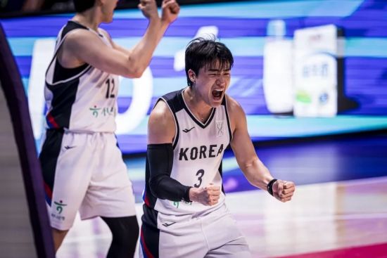 안준호 감독이 이끄는 대한민국 남자 농구 대표팀이 약체로 분류되는 괌을 편하게 제압하고 2025 국제농구연맹(FIBA) 아시아컵 8강에 진출해 '만리장성' 중국 앞에 섰다.&nbsp; 한국은 12일(한국시간) 사우디아라비아 제다에서 열린 2025 FIBA 아시아컵 8강 진출전에서 괌에게 99-66 대승을 거뒀다.&nbsp;FIBA