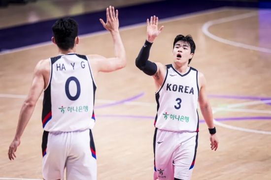 안준호 감독이 이끄는 대한민국 남자 농구 대표팀이 약체로 분류되는 괌을 편하게 제압하고 2025 국제농구연맹(FIBA) 아시아컵 8강에 진출해 '만리장성' 중국 앞에 섰다.&nbsp; 한국은 12일(한국시간) 사우디아라비아 제다에서 열린 2025 FIBA 아시아컵 8강 진출전에서 괌에게 99-66 대승을 거뒀다.&nbsp;FIBA