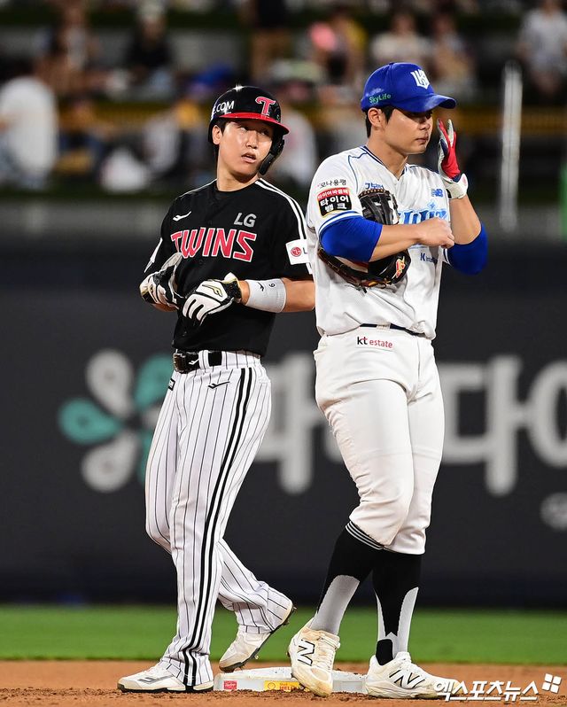 12일 오후 수원케이티위즈파크에서 열린 '2025 신한 SOL Bank KBO리그' LG 트윈스와 KT 위즈의 경기, 5회초 1사 1루 LG 박해민 타석 때 1루주자 구본혁이 2루 도루에 성공하고 있다. 수원, 박지영 기자