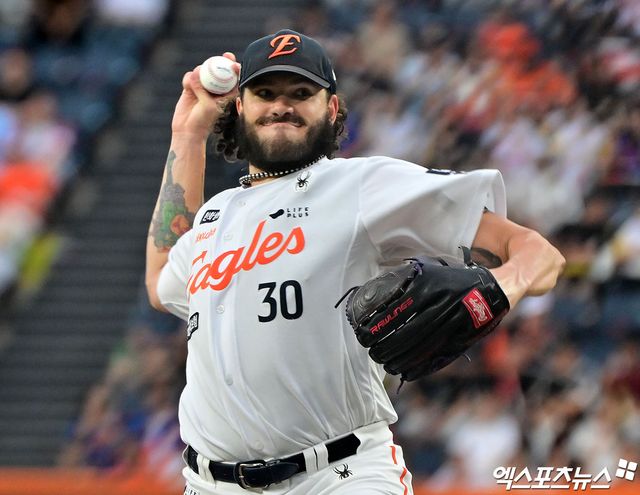 12일 오후 대전 한화생명 볼파크에서 열린 '2025 신한 SOL Bank KBO리그' 롯데 자이언츠와 한화 이글스의 경기, 1회초 한화 선발투수 폰세가 공을 힘차게 던지고 있다. 대전, 김한준 기자