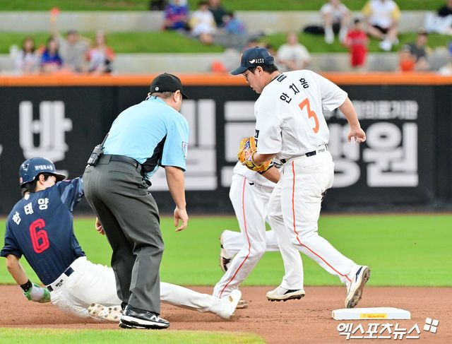 12일 오후 대전 한화생명 볼파크에서 열린 '2025 신한 SOL Bank KBO리그' 롯데 자이언츠와 한화 이글스의 경기, 1회초 1사 1,2루 한화 안치홍이 롯데 한태양을 포스아웃 시키고 있다. 대전, 김한준 기자
