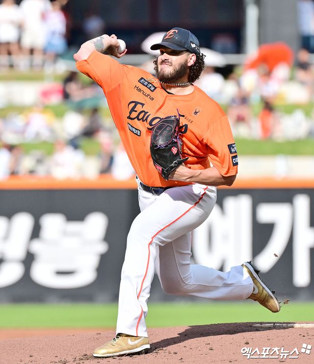 14일 오후 대전 한화생명 볼파크에서 열린 '2025 신한 SOL Bank KBO리그' LG 트윈스와 한화 이글스의 경기, 1회초 한화 선발투수 폰세가 공을 힘차게 던지고 있다. 엑스포츠뉴스 DB