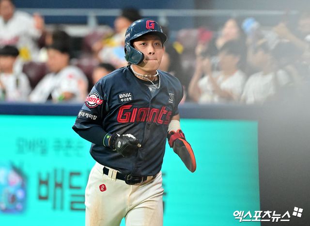 24일 오후 서울 구로구 고척스카이돔에서 열린 '2025 신한 SOL Bank KBO리그' 롯데 자이언츠와 키움 히어로즈의 경기, 5회초 1사 2루 롯데 황성빈이 고승민의 1타점 적시타때 득점에 성공하고 있다. 엑스포츠뉴스 DB